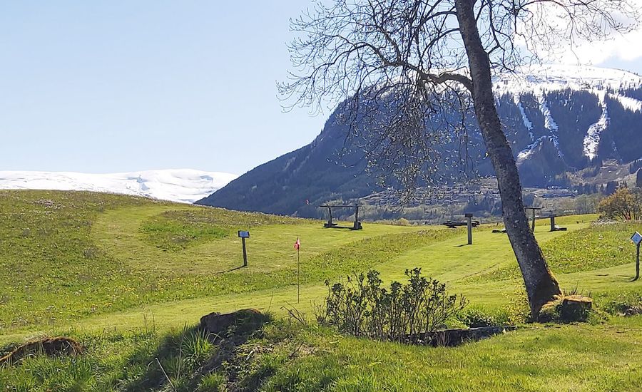 Fotballgolfbanen på enga, med fjellet bak