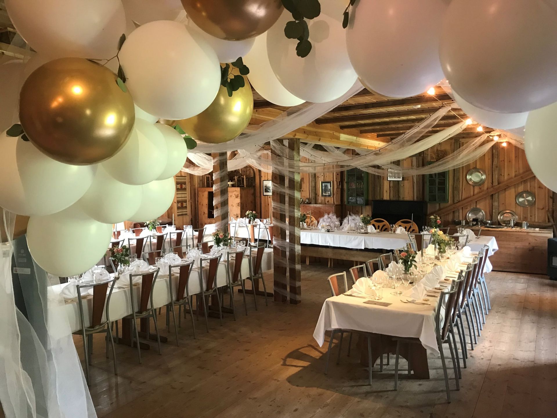 Langbord pynta til fest i Nedstelaoen