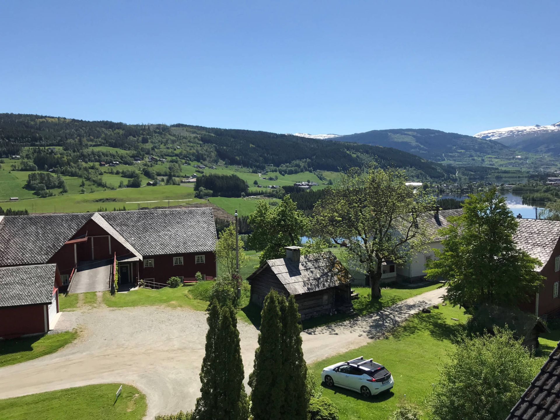 Eenstunet sett ovanfrå, med tunet og Vossebygda bak