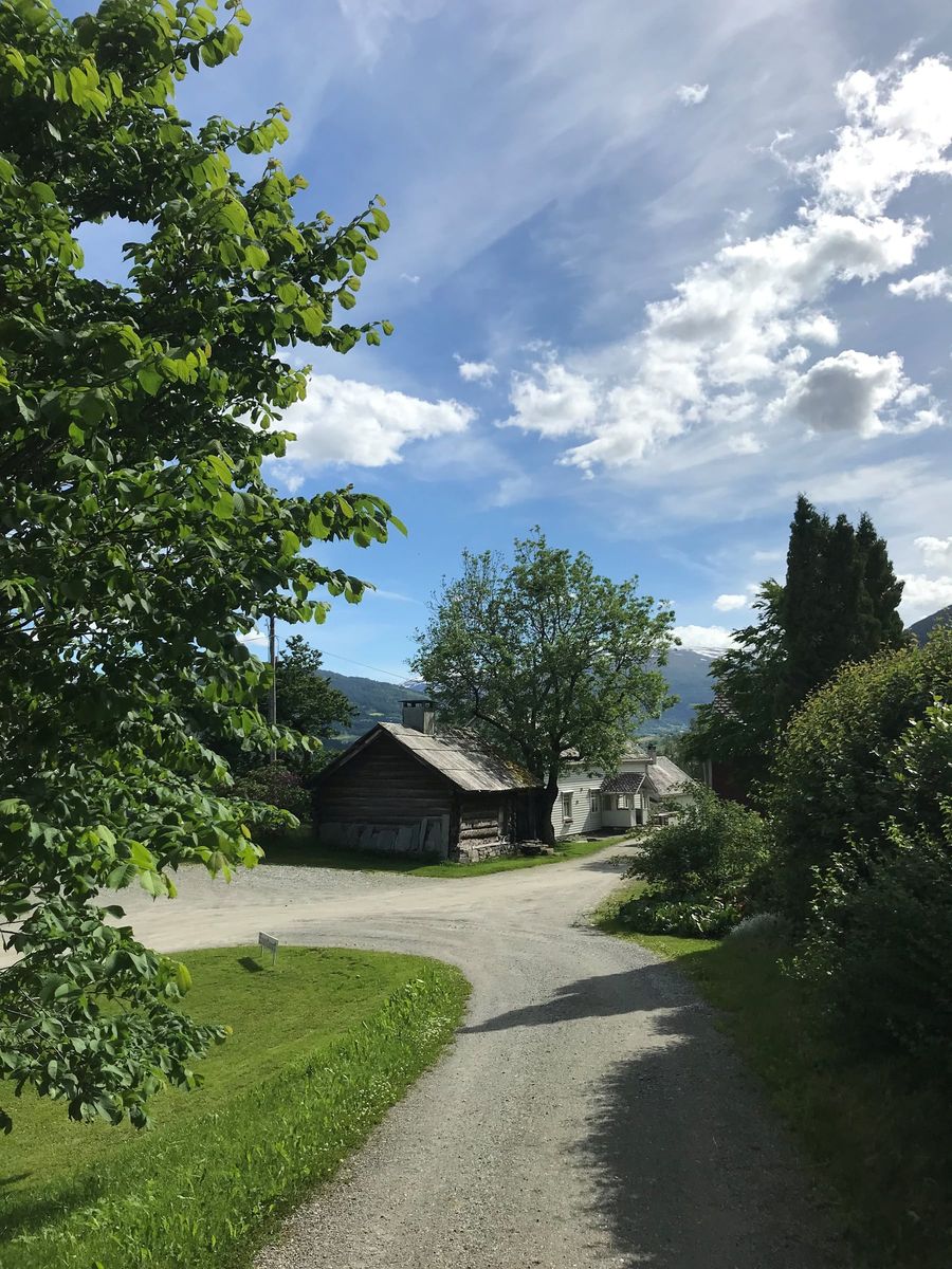 Årestova på tunet, mellom store tre